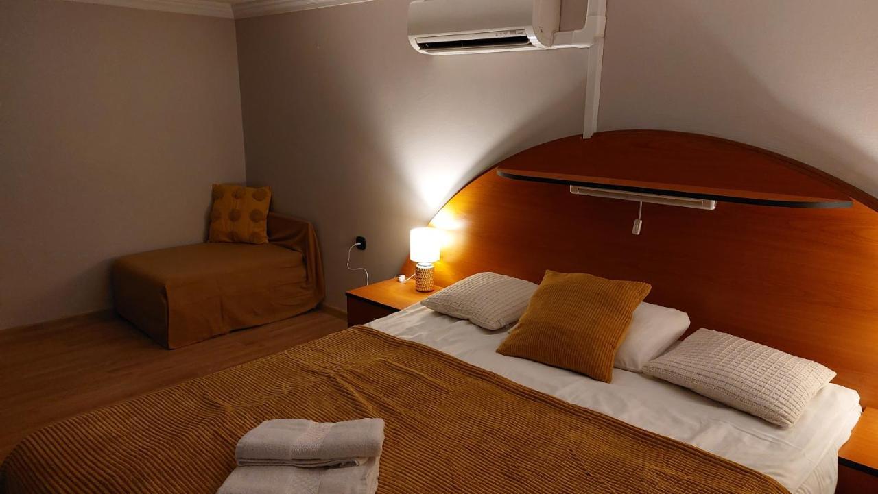 Family Apartman Gyula Ngoại thất bức ảnh