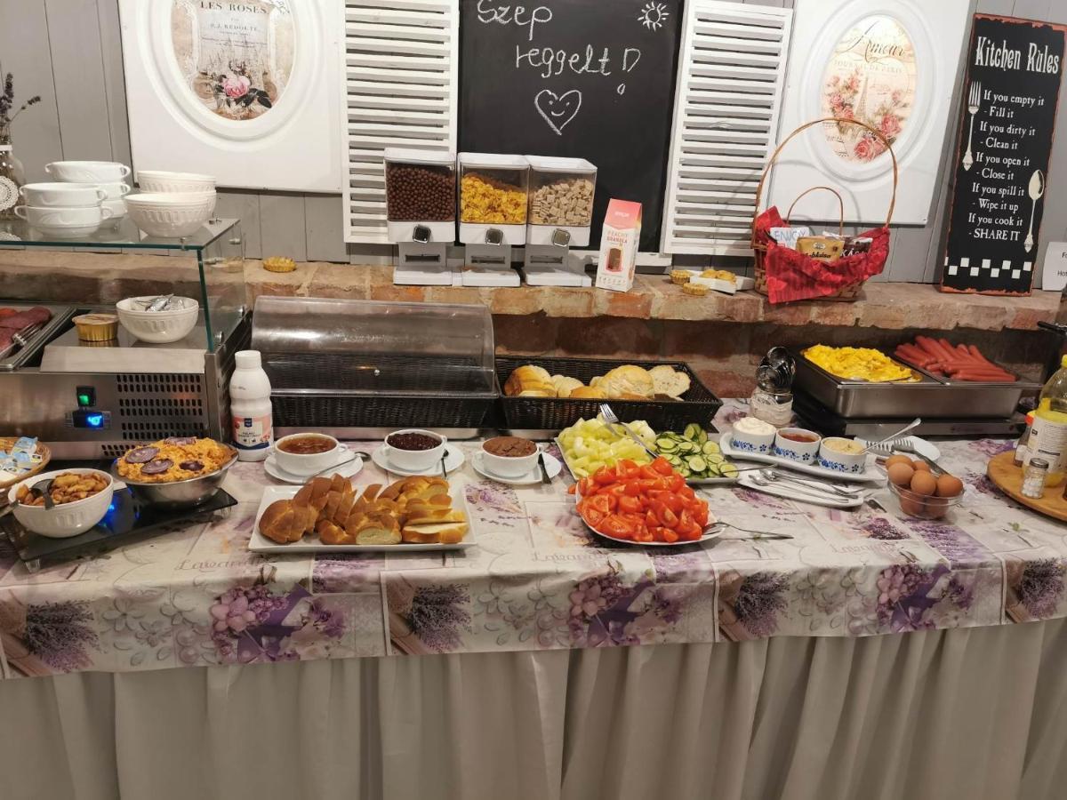 Family Apartman Gyula Ngoại thất bức ảnh