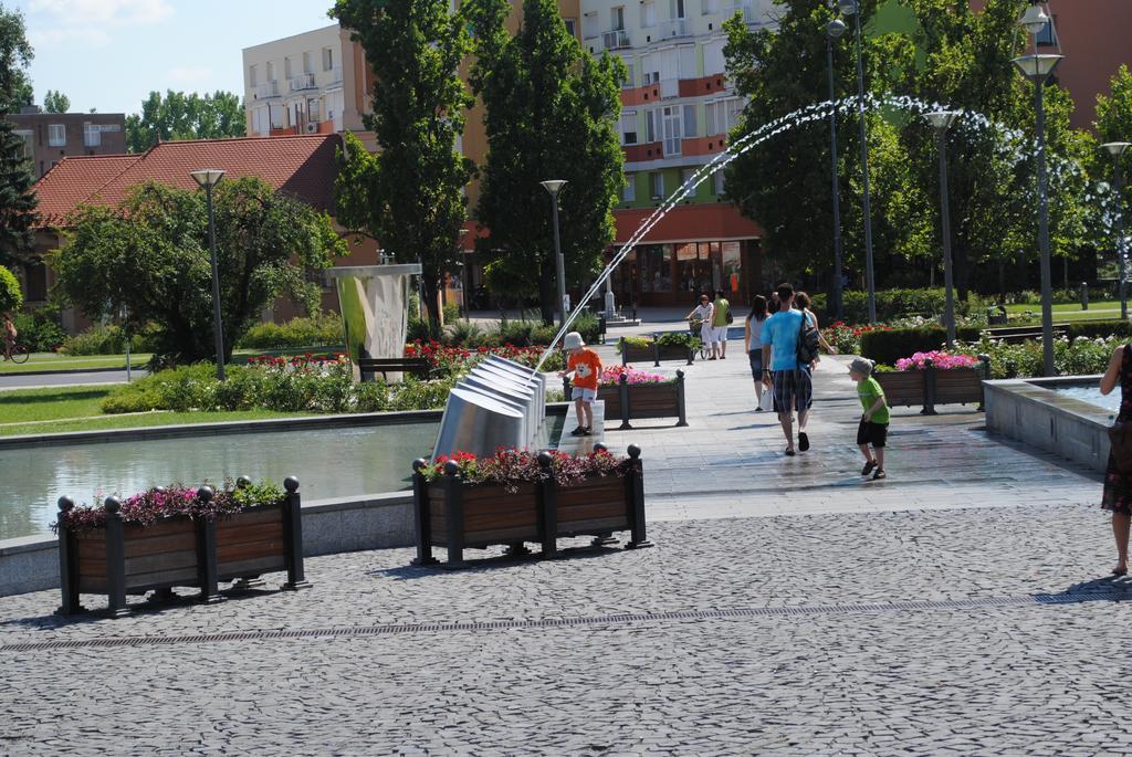 Family Apartman Gyula Ngoại thất bức ảnh